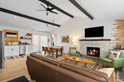 Hot tub, Firepit, Game Room, Seclusion and More!