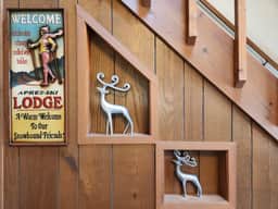 Tennyson Lodge: Fireplace, Game Room & Lake