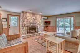 5BR Chalet - Hot Tub, Game Room & Lake Access