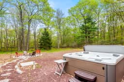 Luxury 4BR: Hot Tub, Pool Table & Movie Room