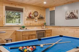 Luxury 5BR: Hot Tub, Arcade & Game Room Bar