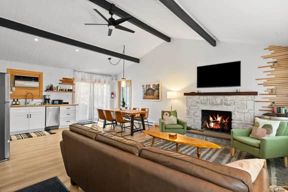 Hot tub, Firepit, Game Room, Seclusion and More!