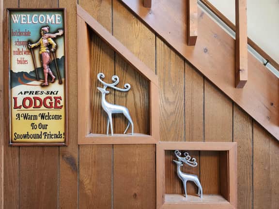 Tennyson Lodge: Fireplace, Game Room & Lake