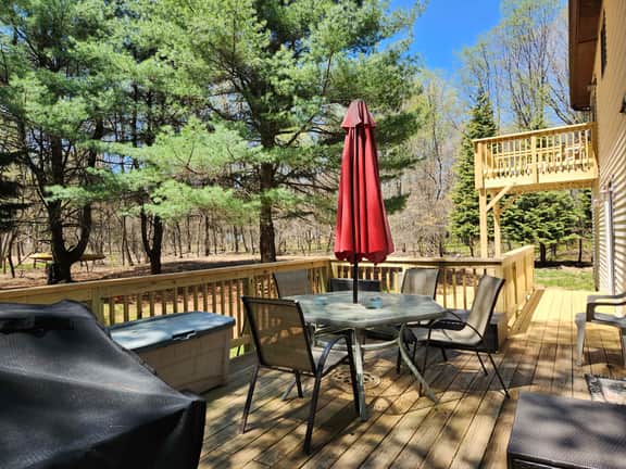 Tennyson Lodge: Fireplace, Game Room & Lake