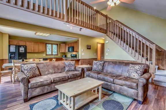 5BR Chalet - Hot Tub, Game Room & Lake Access