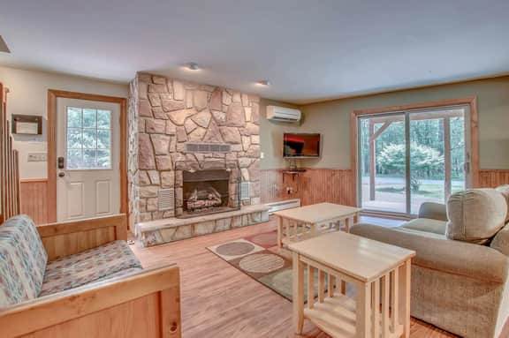 5BR Chalet - Hot Tub, Game Room & Lake Access