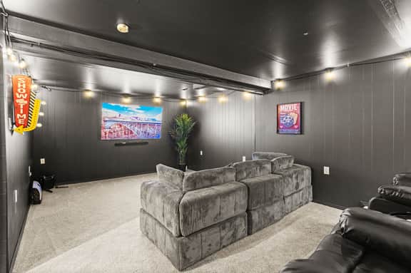 Luxury 4BR: Hot Tub, Pool Table & Movie Room