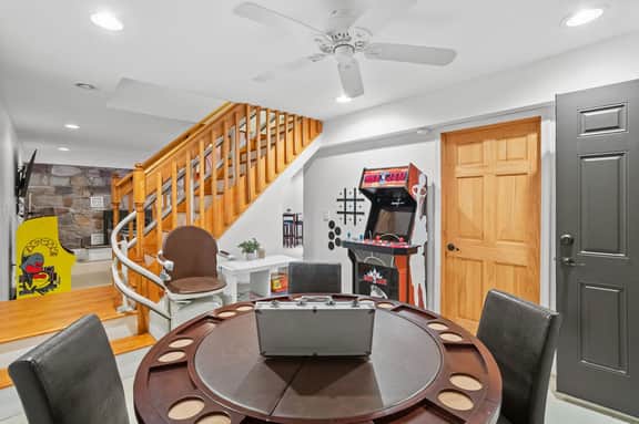 Luxury 4BR: Hot Tub, Pool Table & Movie Room