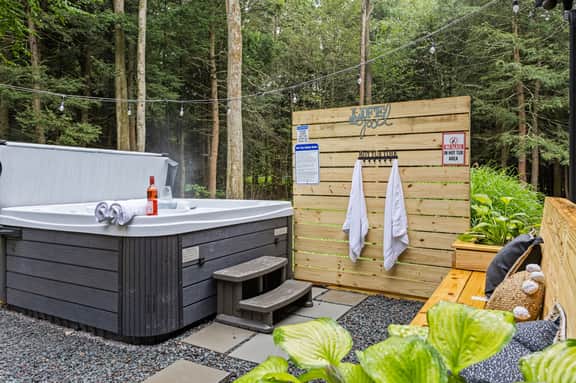 Luxury 5BR: Hot Tub, Arcade & Game Room Bar
