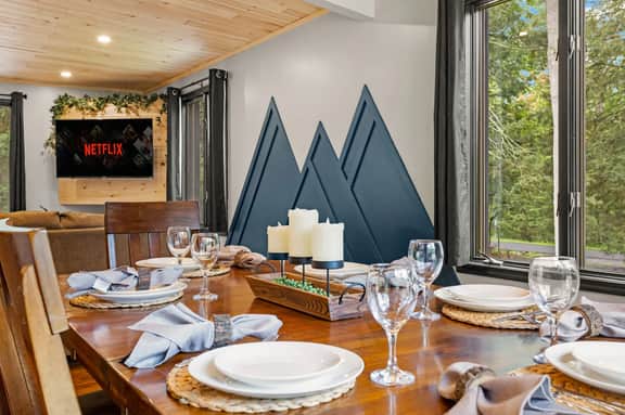 Luxury 5BR: Hot Tub, Arcade & Game Room Bar