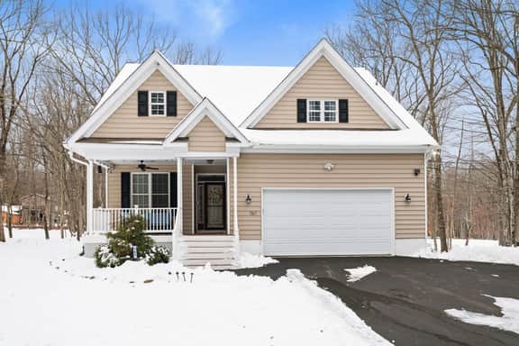 Poconos Retreat: Hot Tub, Game Room & Lake