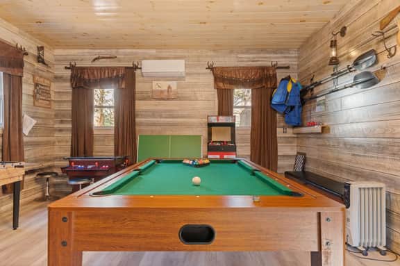 Carebear Cabin: Cowboy Game Room & Lake Access