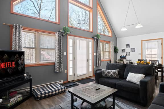 Arrowhead Chalet: Hot Tub, Game Room & Fire Pit