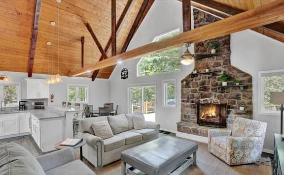 The Birch Chalet: Hot Tub, Fire Pits & Lake Access
