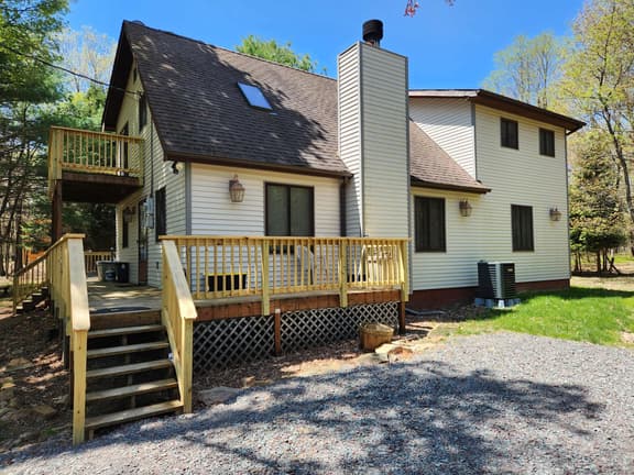 Tennyson Lodge: Fireplace, Game Room & Lake