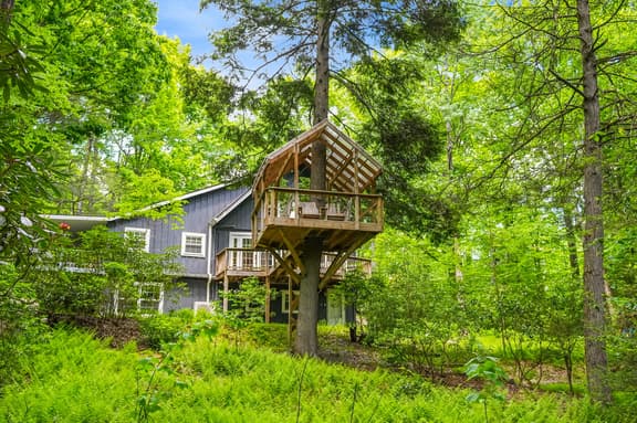 Pocono Tree House with Hot Tub, Privacy & Woods