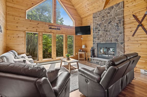 Charming Wood Cabin - Bunk Room & Loft Lounge